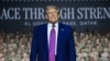 Дональд Трамп на фоне надпісу «Мір празь сілу», травень 2025 году