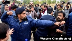 د خبریالانو په وړاندې د پاکستاني پولیسو چلند 