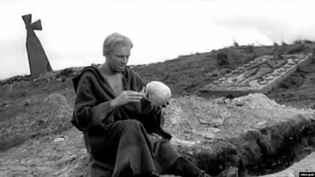 Кадр из фильма Григория Козинцева "Гамлет" (1964) 