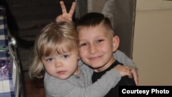 Сестричка і братик Софійка Шульга і Кирило Пісарєв загинули разом в Умані внаслідок російського ракетного удару по житловому будинку в Умані 28 квітня 2023 року