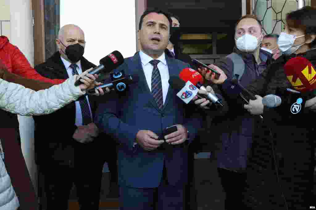 МАКЕДОНИЈА - Стигна и од Ковакс механизмот информацијата дека ќе испочитуваат до крајот на првиот квартал, тоа значи до крајот на месец март да стигнат првите количини, веројатно меѓу 20-30 илјади вакцини, информираше денеска премиерот Зоран Заев и додаде дека 3000 вакцини, прва тура од руската вакцина Спутник V, ќе стасаат за неколку дена. Додаде дека има нова понуда и од производителот АстраЗенека.