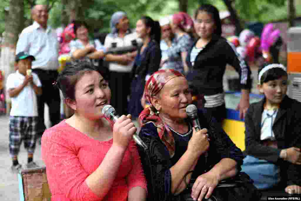 Спеть в одном из местных караоке-клубов под открытым небом.