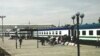Железнодорожный вокзал в городе Андижане. Сборщиков отправляют на принудительный сбор хлопка в Ташкентскую область, 14 октября 2017 года. 