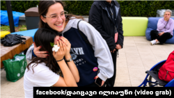 ლაივ-მარათონის საორგანიზაციო ჯგუფის წევრები მთავრობის ადმინისტრაციის სკვერში, სადაც მშობლები 31 დღეა ღამეებს ათენებენ. 22 მაისი, 2026 წელი