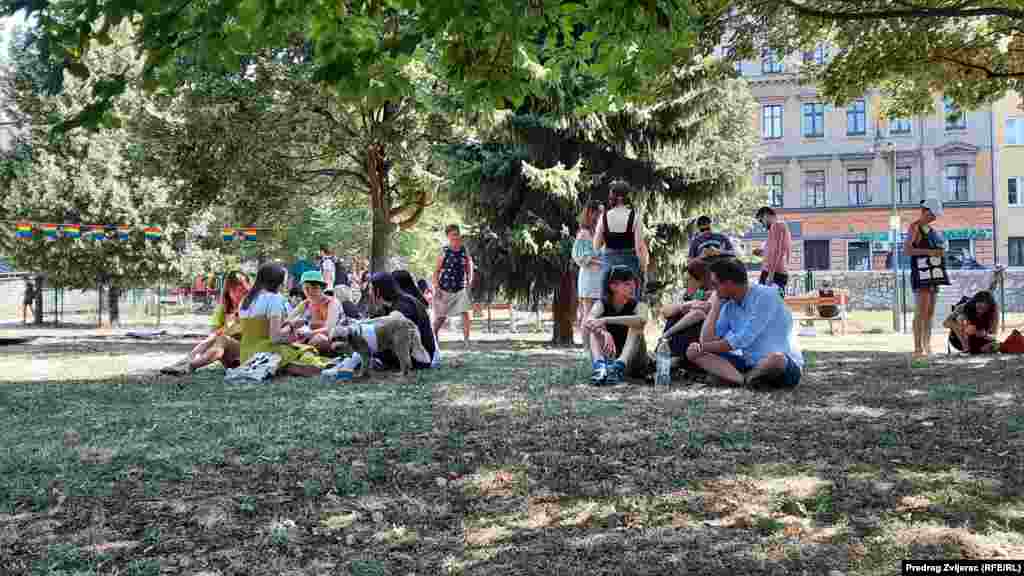 Okupljanje učesnika bh. Povorke ponosa u parku ispred Druge gimnazije.