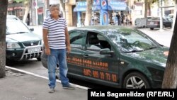 48-летний Бесик Мчедлишвили после двадцати лет жизни на чужбине вернулся на родину и решил открыть собственное дело, а именно – круглосуточную службу помощи в решении домашних проблем