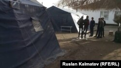 Чатырда билим алган окуучулар. Ала-Бука району.