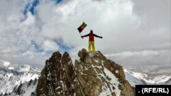 یکی از کوهنوردانی که برای نخستین بار بلندترین قله کوه های بابا را فتح کردند.