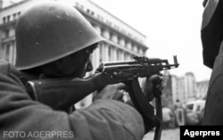 Soldat în Piața Palatului, 23 decembrie 1989