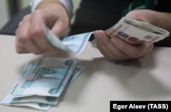 За десятиліття в російських реаліях середні зарплати в Криму та Севастополі так і не досягли середніх показників у цій країні (фото ілюстративне)