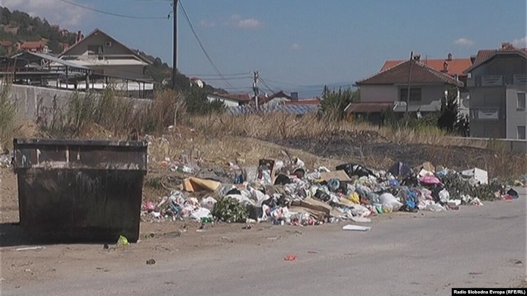 Архивска фотографија - Канта за отпад во Тетово.