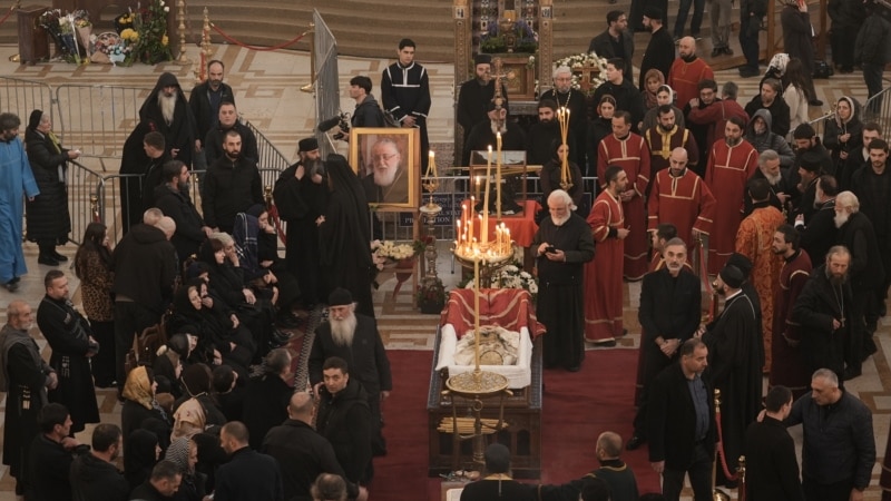 სამების საკათედრო ტაძარში, სადაც კათოლიკოს-პატრიარქი ილია მეორეა დასვენებული, წირვა დაიწყო