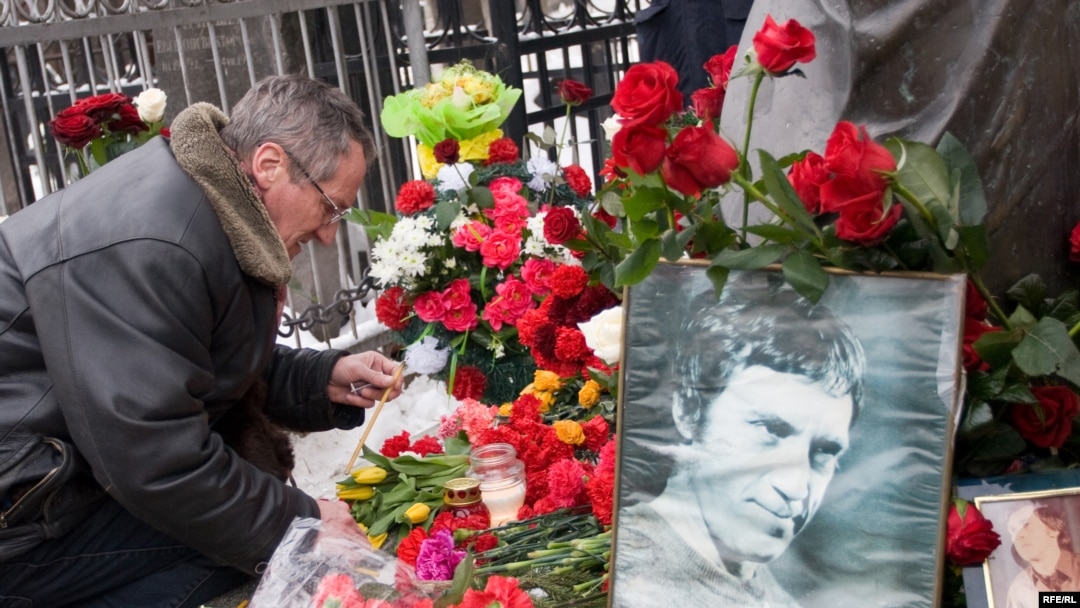 Flowers being laid at a memorial to Vladimir Vysotsky (file photo)