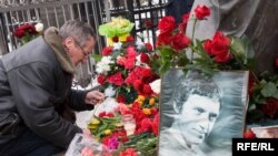 Flowers being laid at a memorial to Vladimir Vysotsky (file photo)