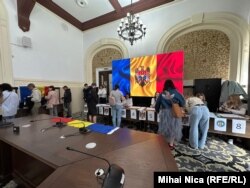 Alegători la vot, la una din cele cinci secții deschise în București.