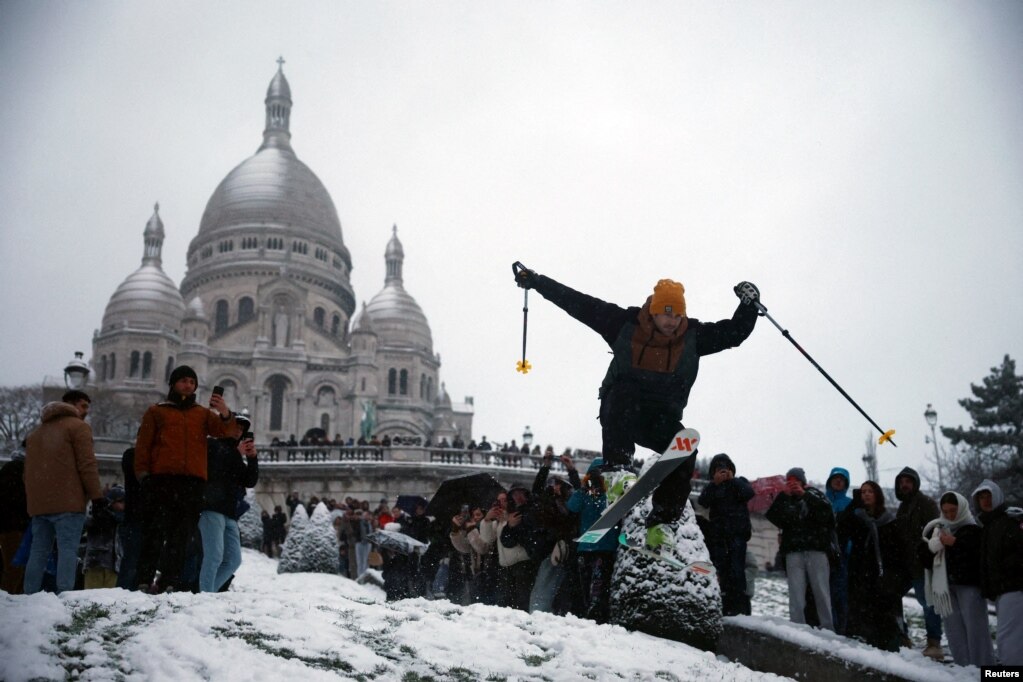 Një burrë lëshohet me ski në një pjerrësi të mbuluar me borë para Bazilikës Sacre Cœur në Paris, ndërsa moti dimëror me borë dhe temperatura të ulëta ka përfshirë një pjesë të madhe të vendit, Francë, më 5 janar 2026.