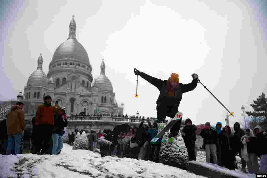 Muškarac skija niz snijegom prekrivenu padinu ispred bazilike Sacré-Cœur u Parizu, dok je zimsko vrijeme sa snijegom i niskim temperaturama zahvatilo veliki dio Francuske, 5. januara 2026.