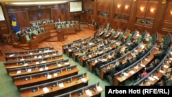 Deputetët e opozitës po mungojnë në këtë seancë të jashtëzakonshme.