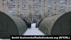 Мобільний пункт обігріву, де жителі Києва можуть зігрітися, випити чаю, зарядити телефони й отримати допомогу під час відключень світла й опалення. Деснянський район, Київ, 25 січня 2026 року