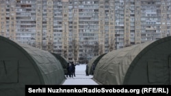Мобільний пункт обігріву, де жителі Києва можуть зігрітися, випити чаю, зарядити телефони. Фото ілюстративне 