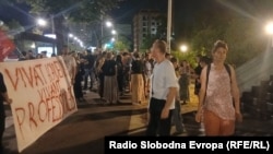 Demonstranti su se zbog privođenja profesora Filozofskog fakulteta najpre okupili ispred policijske stanice, a potom i ispred zgrade Prekršajnog suda, 5. jul 2025.