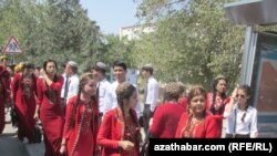 Birmeňzeş geýnen studentler