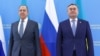 Министр иностранных дел Казахстана Мухтар Тлеуберди (справа) и его российский коллега Сергей Лавров. Нур-Султан, 8 апреля 2021 года. 