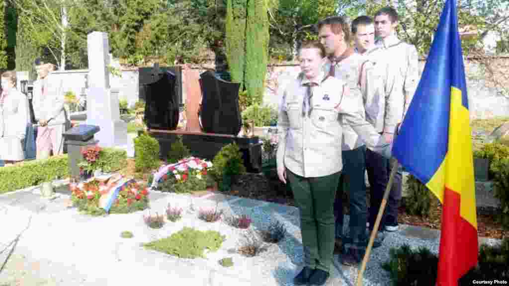 Tineri în cimitirul de la Veseli nad Moravou.