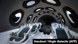 U ponudi su tri mogućnosti: kupnja jednog mjesta, paket sa više sjedišta, te mogućnost zakupa cijele letjelice. (Foto: Dio unutrašnjosti svemirskog broda Virgin Galactic, 15. oktobra 2021.)