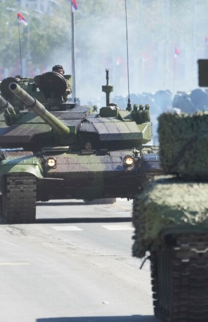 Танкове джипове и войници дефилираха през центъра на сръбската столица