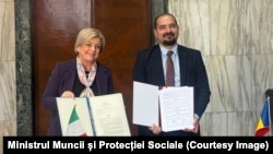 Ministrul muncii și protecției sociale Alexei Buzu, alături de ministra italiană Marina Elvira Calderone, după semnarea Acordului bilateral de securitate socială moldo-italian.
