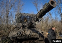 Украінскія вайскоўцы кіруюць танкам Leopard 1A5 нямецкай вытворчасьці ў Данецкай вобласьці на ўсходзе Ўкраіны 9 лютага 2025