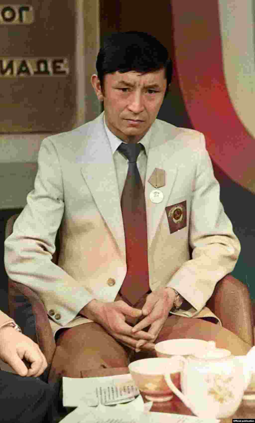 Кыргызстанды дүйнөгө тааныткан жөө күлүк Сатымкул Жуманазаров 1951-жылы 17-сентябрда Кара-Буура районунун Жоон-Дөбө айылында туулган.