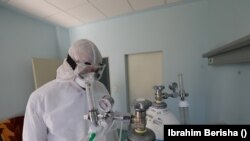 Një punonjës shëndetësor në Kosovë pranë një aparature oksigjeni me të cilin trajtohen pacientët me Covid-19. Foto nga arkivi. 