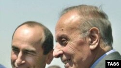 Ermənistan və Azərbaycan prezidentləri Robert Koçaryan (solda) və Heydər Əliyev (sağda) növbəti görüşlərin birində - 2002-ci il.