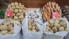 Многие фермеры из-за дефицита стараются чуть раньше выкопать картофель, а он не готов, кожура очень тонкая и не может выдерживать расстояния для перевозки, говорит эксперт. На фото: цены на картофель и морковь в Нур-Султане 18 июня 2021 года. 