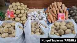 Многие фермеры из-за дефицита стараются чуть раньше выкопать картофель, а он не готов, кожура очень тонкая и не может выдерживать расстояния для перевозки, говорит эксперт. На фото: цены на картофель и морковь в Нур-Султане 18 июня 2021 года. 
