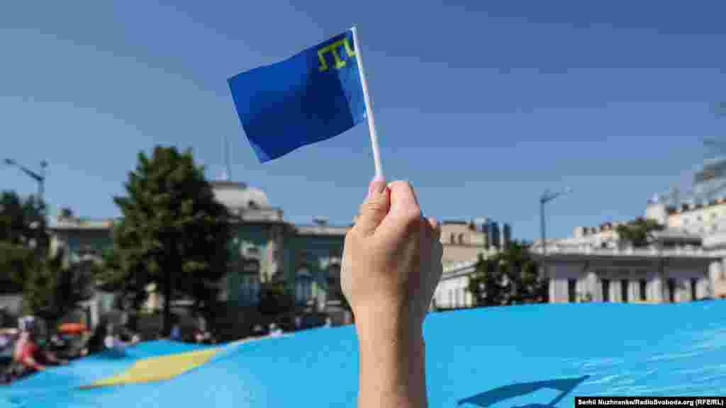 9-ğa 16 metrlik qırımtatar bayrağı Kramatorskta (Donetsk vilâyeti) &laquo;Beraber ğalebege doğru!&raquo; göñülliler merkeziniñ iştirakçileri tikti. Bütün tilekler toplanğan soñ onı iyünniñ 26-nda &ndash; Qırımtatar halqınıñ milliy bayrağı kününde &ndash; Qırım ve esas Ukrainanıñ memuriy sıñırından Qırımğa uçuracaqlar. 