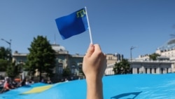 Активисты развернули крымскотатарский национальный флаг в центре Киева, архивное фото