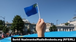 «До встречи дома»: в Киеве оставили пожелания крымчанам на крымскотатарском флаге (фотогалерея)