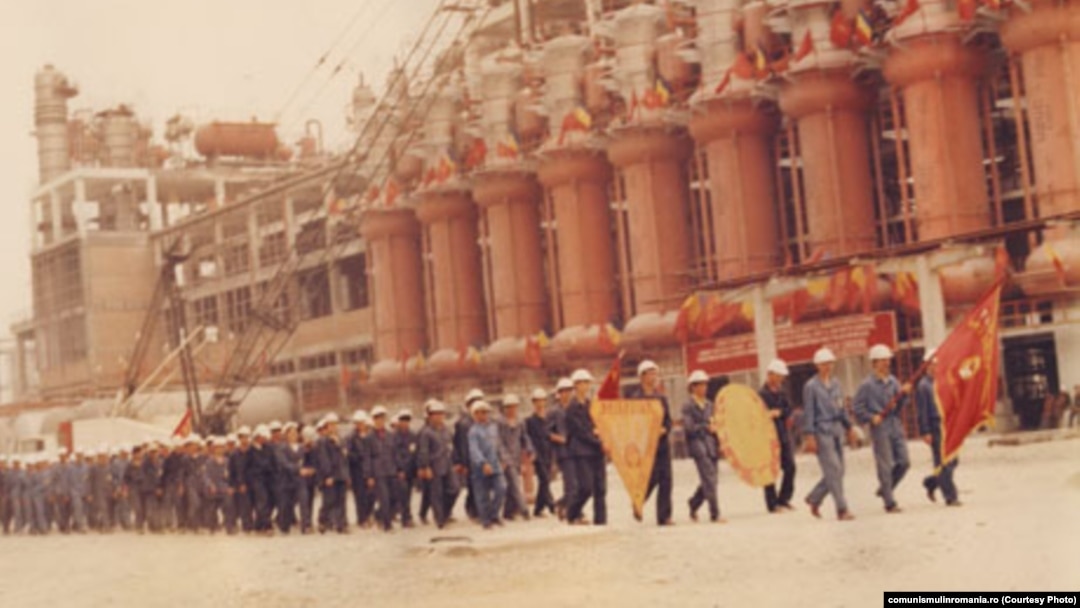 1983. Brigadieri muncind pe șantierul Rafinăriei Midia Năvodari I