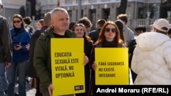 Participanții la marșul din 8 martie s-au oprit în fața sediului Procuraturii Generale, cerând rezolvarea cazurilor pendinte de violență, hărțuire sau abuz contra femeilor