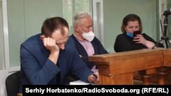 Виктор Воропаев (посредине) с адвокатами в суде Славянска, 2 июня 2020 года