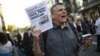 Demonstrant drži papire na kojima piše "Gaza, zaustavite genocid" tokom protesta protiv rata na palestinskim teritorijama Gaze, 13. juna 2024. godine u Barceloni.