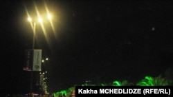 В прошлом году президент Грузии Михаил Саакашвили поручил главе правительства Аджарии Левану Варшаломидзе заняться прокладкой в Батуми “самого длинного бульвара в Европе”, однако далеко не все горожане тепло встретили эту идею, равно как и самих строителе