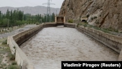 Rocks were thrown at Kyrgyz cars after reports that the Tajik side had started construction work at the Golovnoi water intake facility, which is located on disputed territory. 