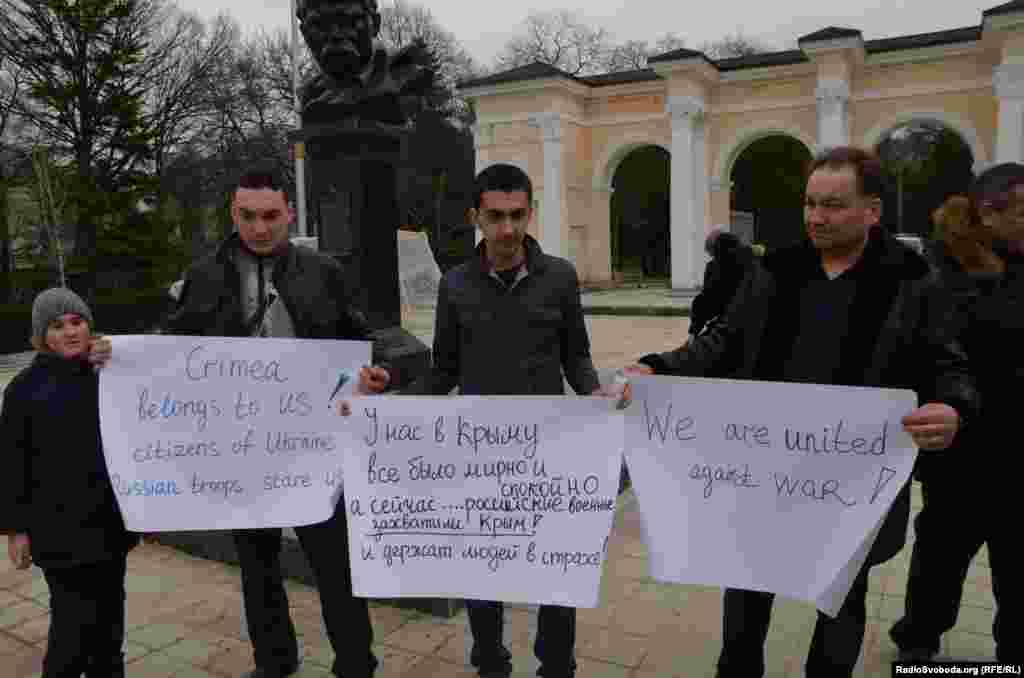 Антивоенный пикет в Симферополе. Украина.