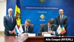 Vicepreşedintele Gazprom Alexandr Medvedev (stânga) şi şeful de la MoldovaGaz Alexandr Gusev, semnând extinderea contractului de livrare a gazelor