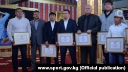 Акччалай сыйлык алган спортчулар жана машыктыруучулар.