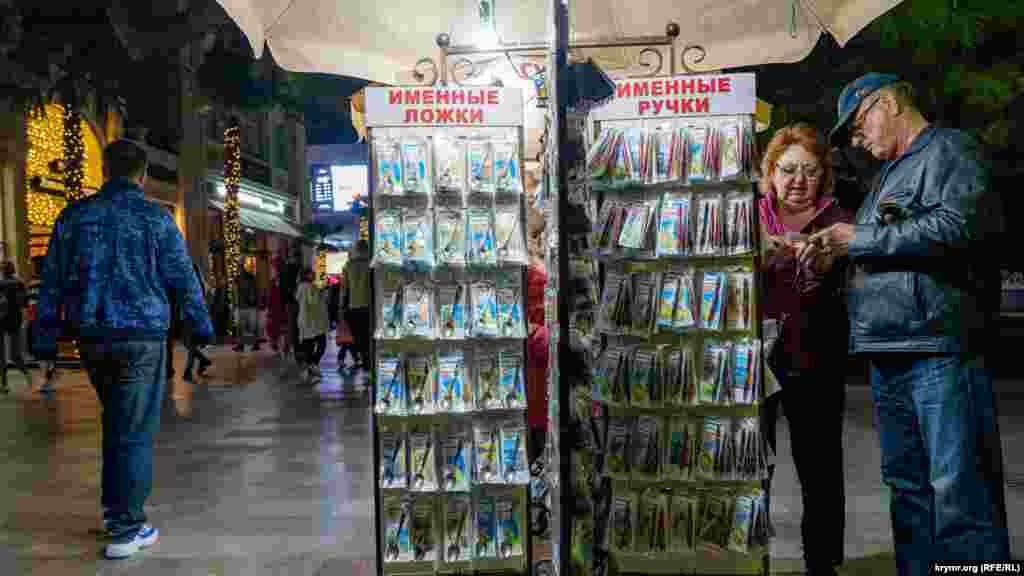 Покупатели выбирают именные крымские сувениры&nbsp;